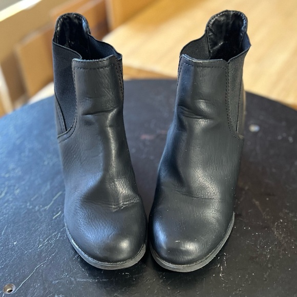 Short Faux Leather Black Wedge Heel short Booties. Size 8.5. Easy on/off - Picture 11 of 17